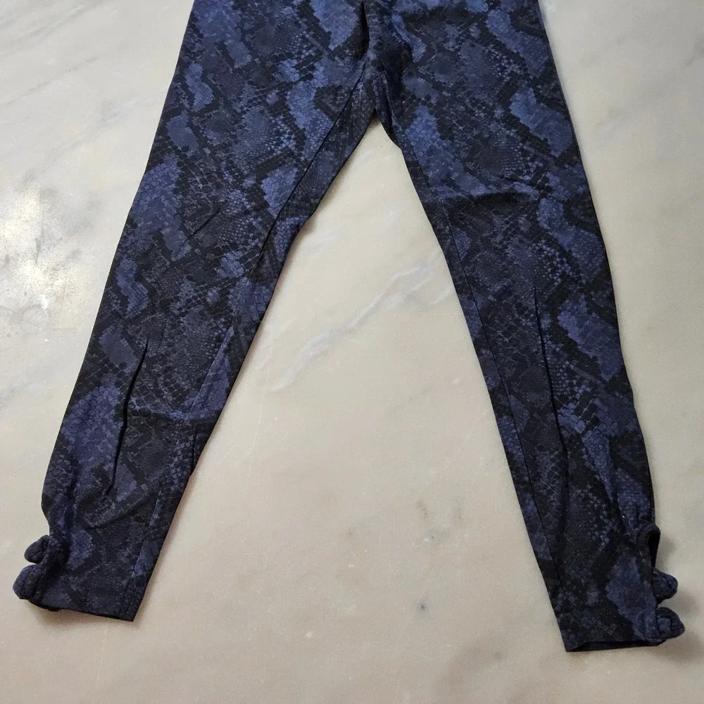 Old Navy Snakeskin Print Stirrup Leggings‎ Womens Medium Blue Black - Picture 3 of 11